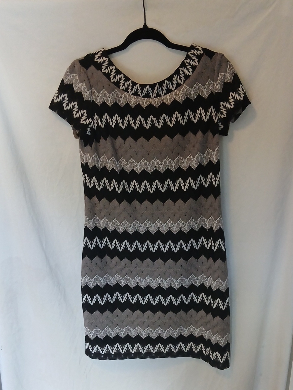 Muse Black and Gray Zigzag Short Sleeve Mini Dress